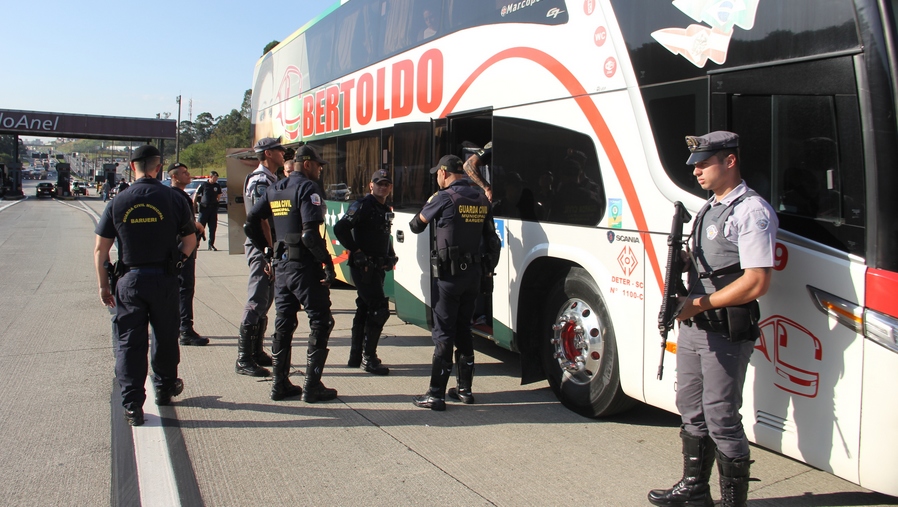 Operação da GCM de Barueri com Polícia Rodoviária busca drogas e outros ilícitos