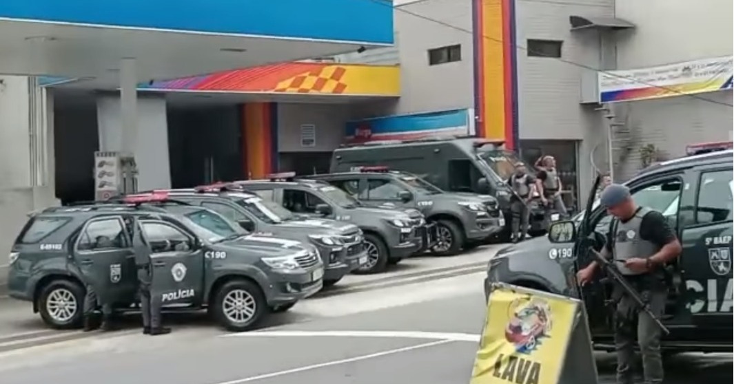 Dupla é presa após tentativa de assalto a agência bancária em Jandira