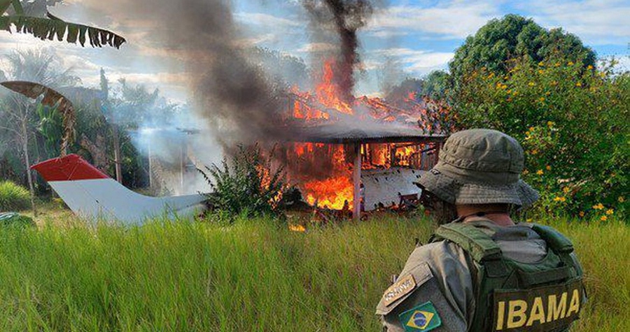 Operação do governo destrói avião e trator do garimpo em área yanomami