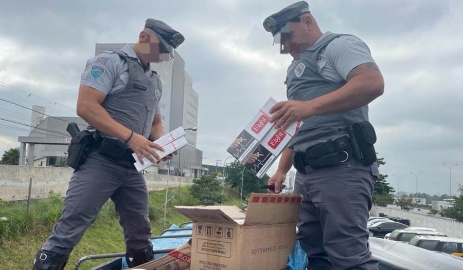 Motorista é preso em flagrante com caminhão roubado e 175 mil maços de cigarros, em Santana de Parnaíba
