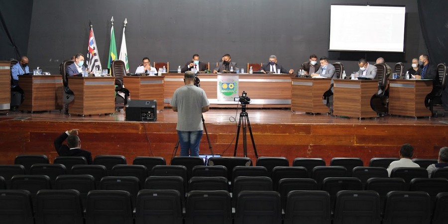 Presidente Franklin convida e informa que sessões da Câmara de Jandira acontecem no teatro municipal 