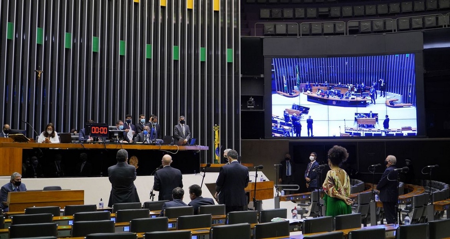 Câmara aprova MP com piso permanente de R$ 400 para Auxílio Brasil