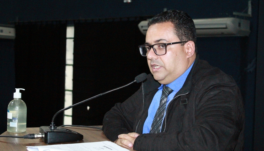 Vereador Markinhos aconselha construção de muro na EMEB Moisés Cândido Vieira, no Jardim Europa