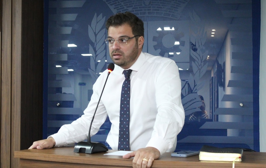 Vereador Anderson Apolo solicita recapeamento de rua na Vila Esmeralda