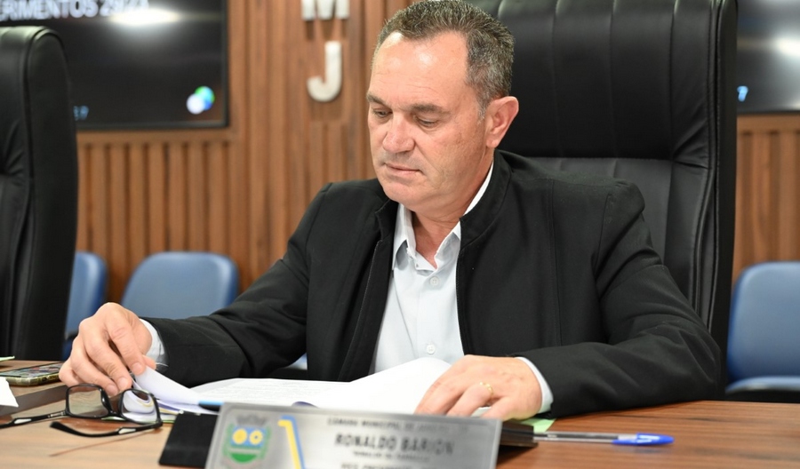 Vereador Ronaldo da Farmácia quer instalação de painéis nos pontos com itinerário dos ônibus municipais