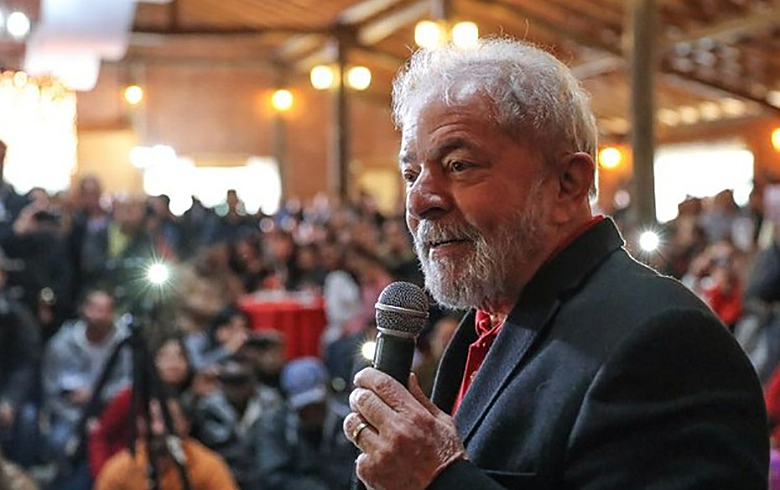 Lula tem 28% na pesquisa espontânea e varia de 37% a 42% nos cenários estimulados 