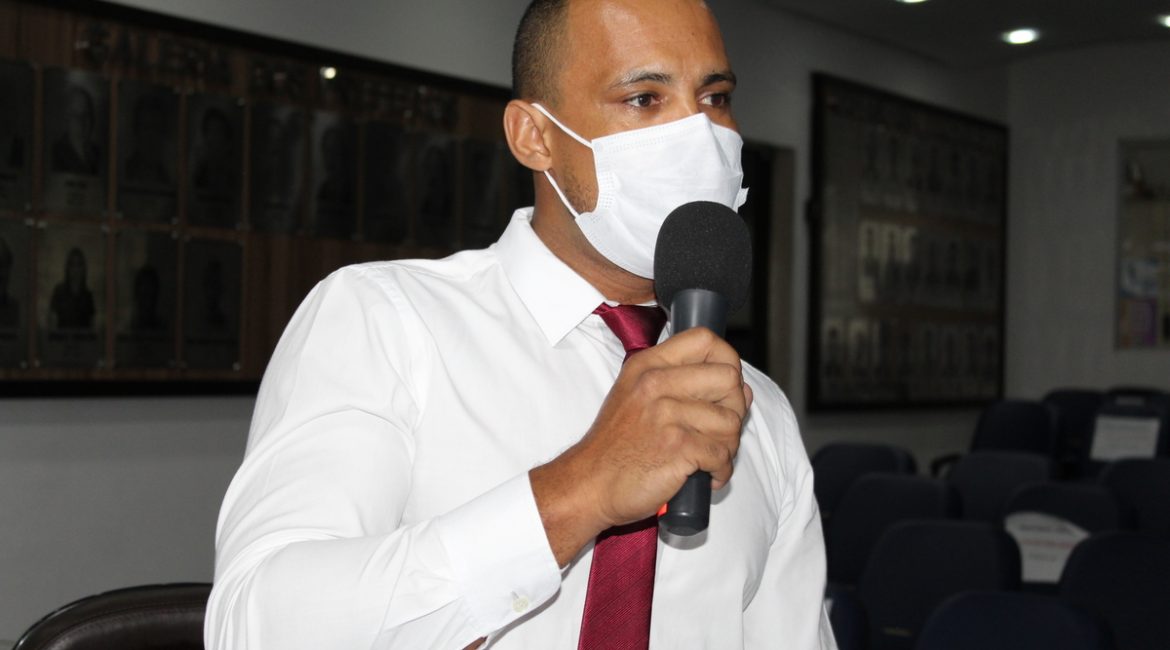 Léo da Feira cobra informações sobre contratação de médico e pede “Kit Cegonha”