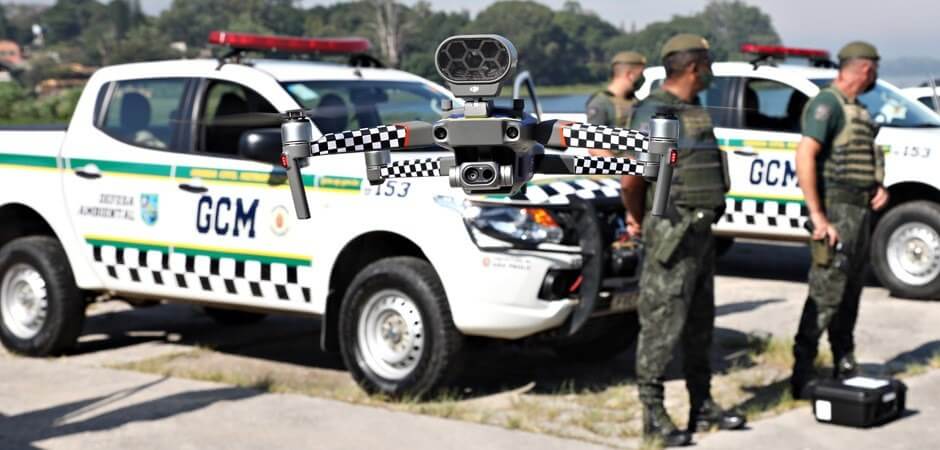 carro com guardas municipais