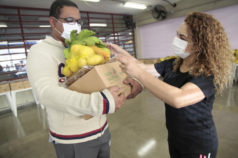 Capital entrega cestas saudáveis para famílias de estudantes da rede municipal de ensino