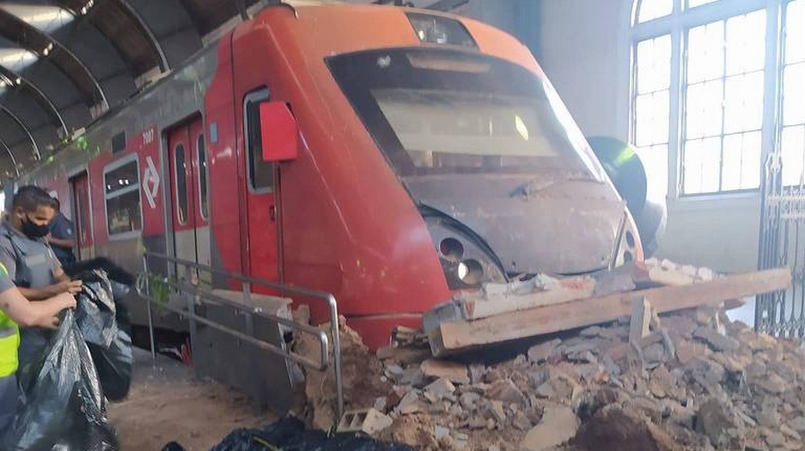 Duas pessoas ficam feridas após colisão de trem na estação Júlio Prestes
