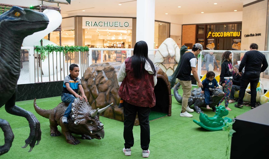 Dinossauros invadem shopping SP Market