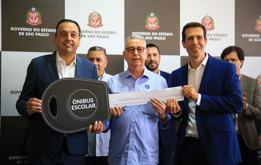 Governo de SP entrega 73 ônibus escolares a 65 municípios