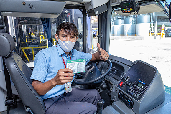 Vacinação para motoristas e cobradores de ônibus continua na cidade