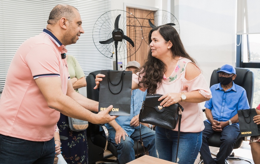 Prefeito Marcos Tonho realiza a entrega de óculos e aparelhos auditivos para moradores da cidade