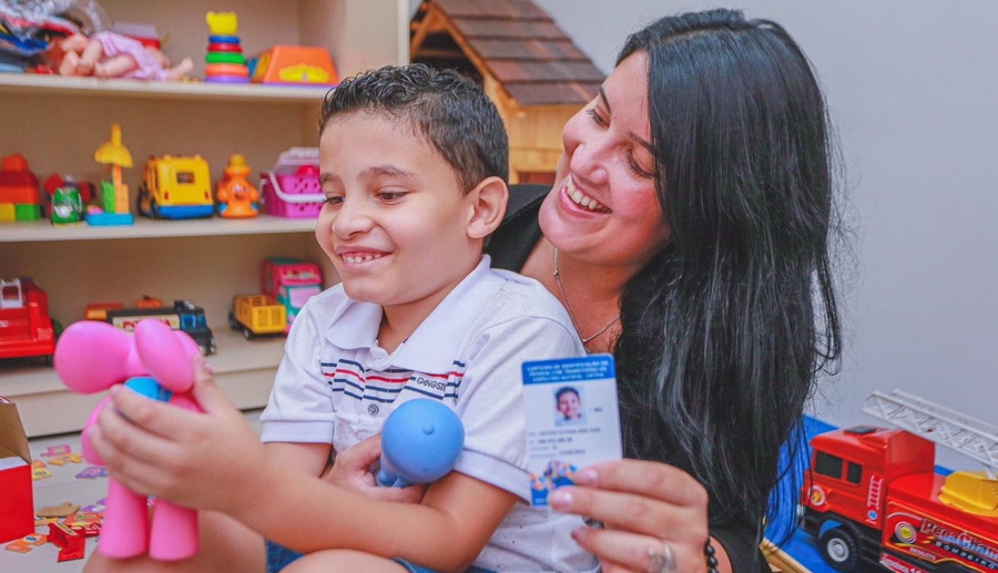 Prefeitura de Santana de Parnaíba inicia entrega de carteira de identificação para pessoas com autismo