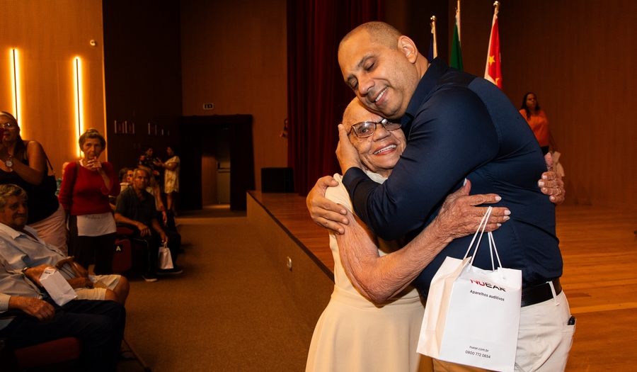 Prefeito Marcos Tonho entrega mais de 80 aparelhos aos parnaibanos gratuitamente